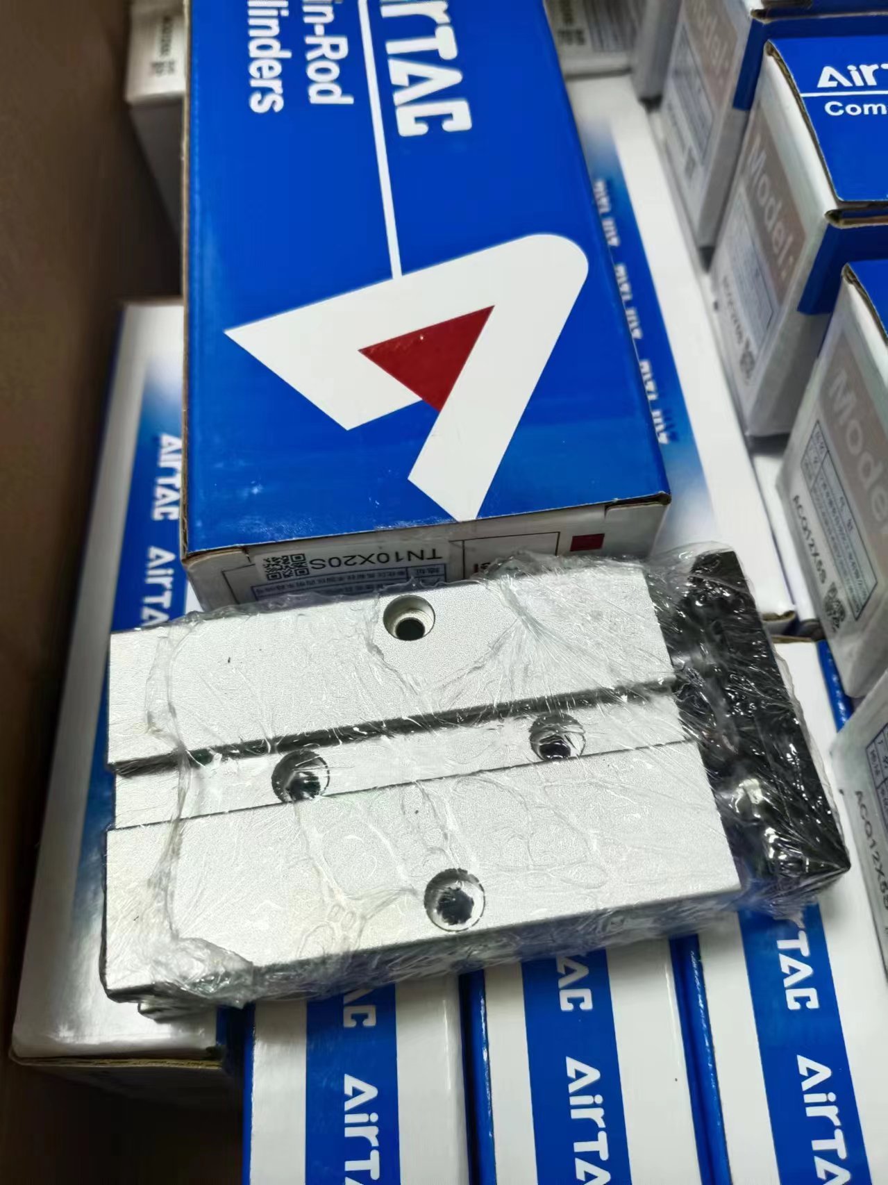电商MRO供应链AirTAC亚德客双轴气缸TN10X20S
